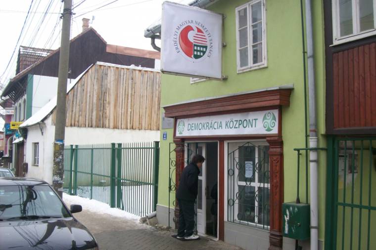 Vége a történetnek: nem működnek tovább az EMNT demokrácia-központjai