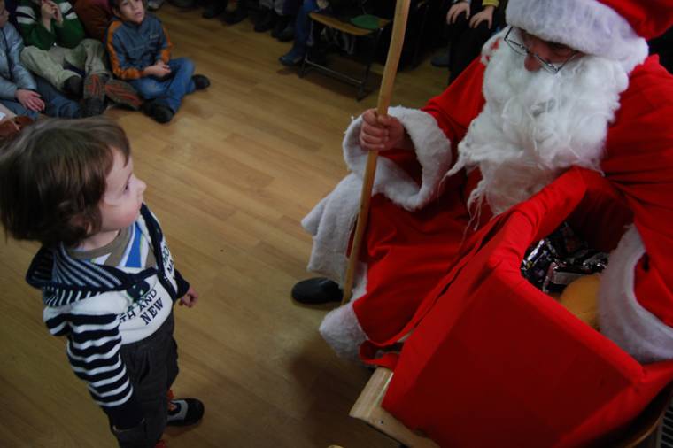 Puttonyával körbejár...