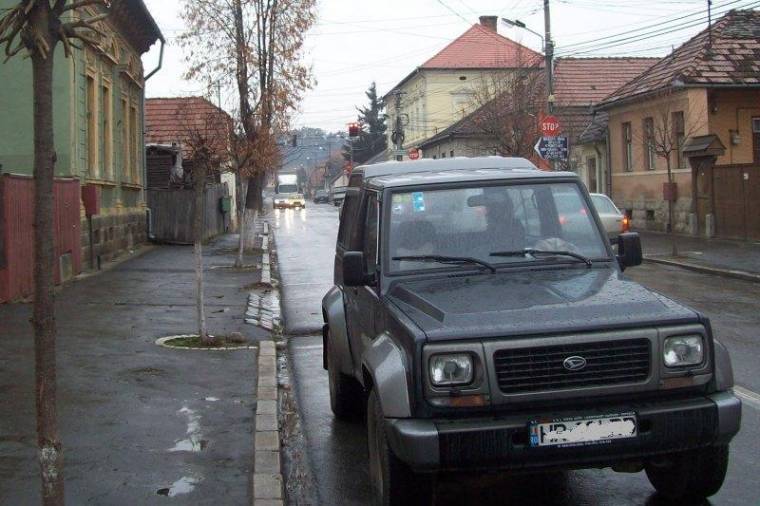 Az autóban vesztette életét
