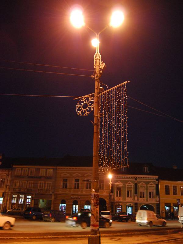 Ünnepi égőket szerelnek