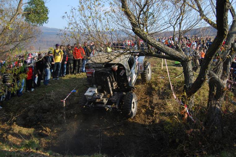 Ismét feldübörögnek a terepjárómotorok