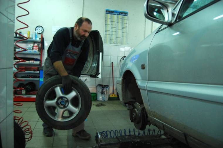 Megrohanták a gumiszervizeket
