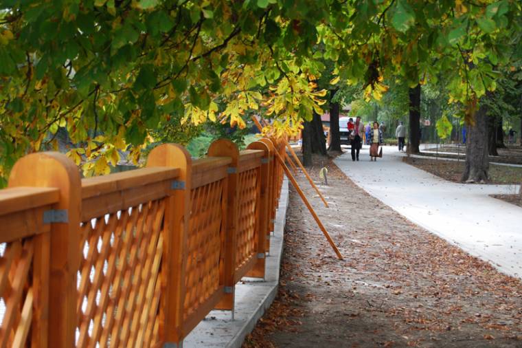 Mutatós védőkorláttal, dísznövényekkel bővült a park