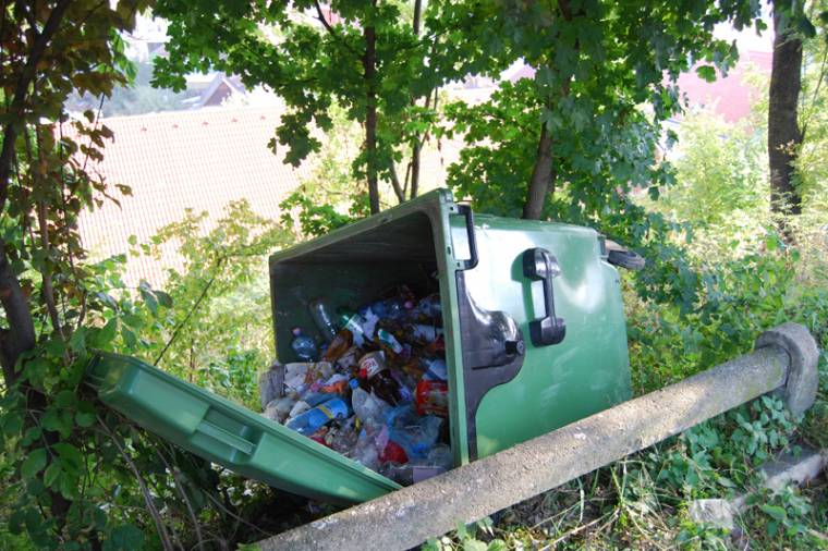 Garázdálkodás a katolikus templom mellett