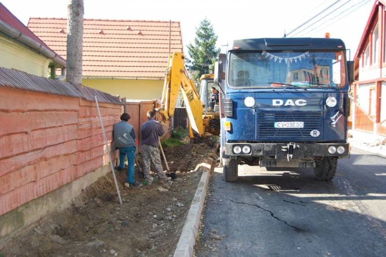 Haladnak a munkálatokkal a Szent János utcában
