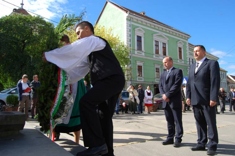 Körülbelül hatvanan gyűltek össze a Vasszékely szobornál