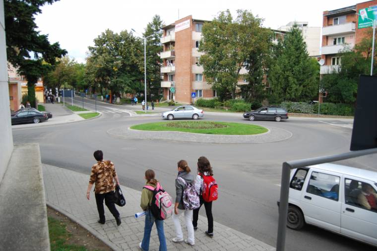 Fejetlen közlekedés az udvarhelyi körforgalomnál
