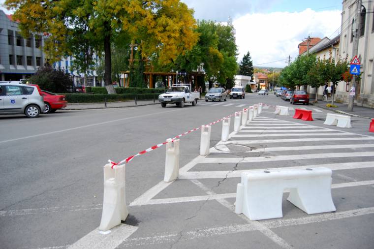 Műanyag korlátokat helyeztek ki a Városháza térnél