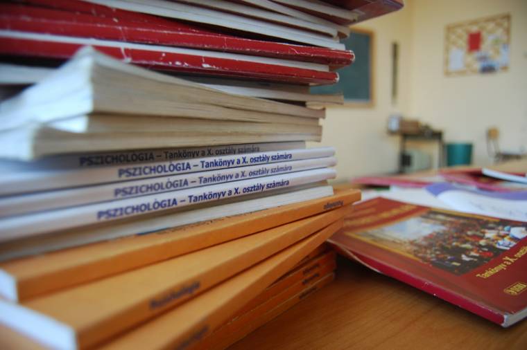 Ősztől magyarul tanulják Románia földrajzát és történelmét
