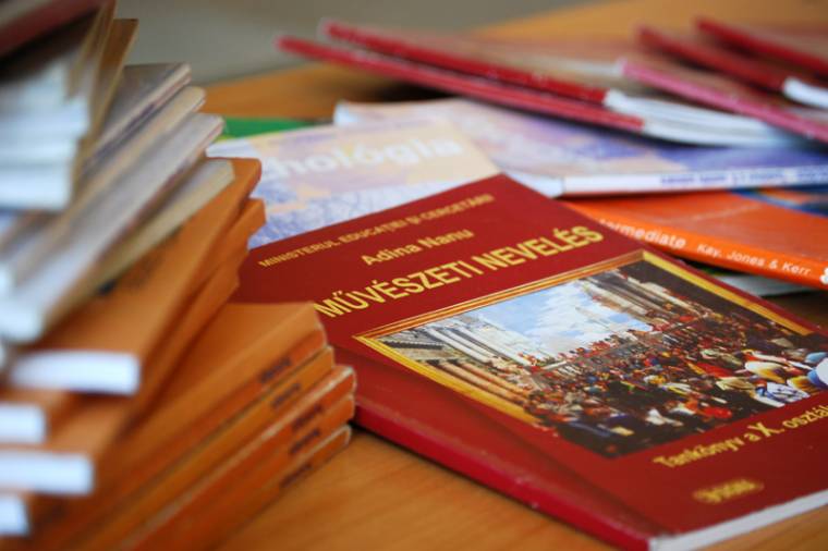 Ígéret arra, hogy idejében meglesznek az ingyen tankönyvek