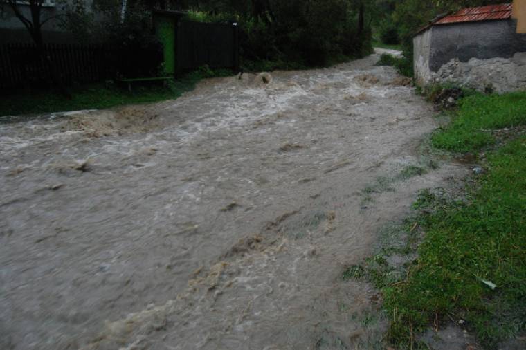 Dolgoznak az árvízkárok elhárításán Kászonimpéren