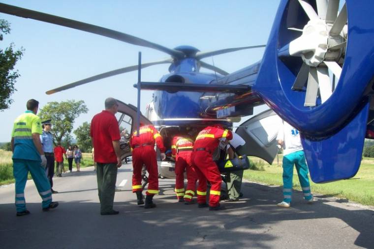 Fának ütközött, helikopterrel vitték kórházba