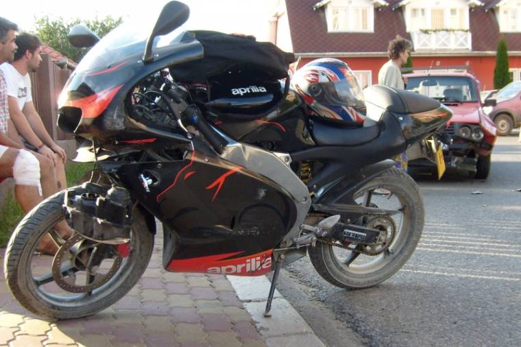 Motorbiciklis ütközött autóval