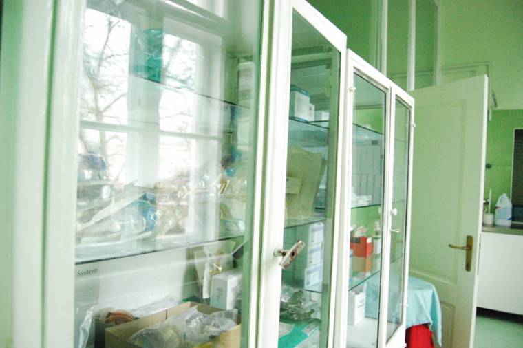 Bércsökkentés: az utolsó szakorvos is felmondott a közegészségügy laboratóriumában