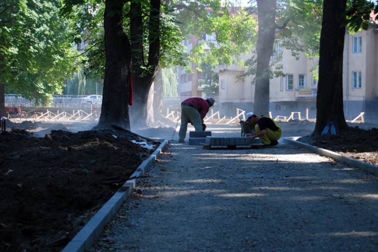 Udvarhely: térkő kerül a park sétányaira