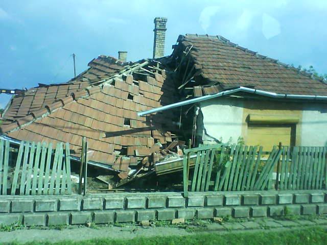 A székelyek kétkezi munkával és adományokkal segítenek