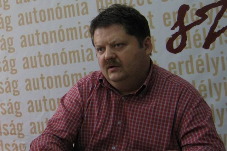 Szász: Markóék nem osztogatnak, hanem fosztogatnak