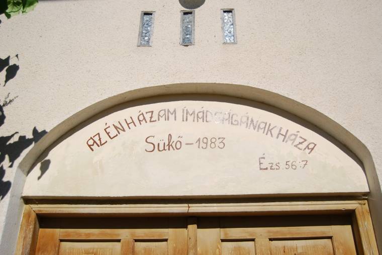 A kommunizmus csodája: templomépítés Sükőben