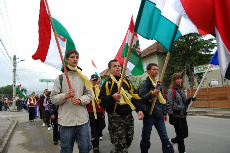 Négyszázan – az apostolok szekerén
