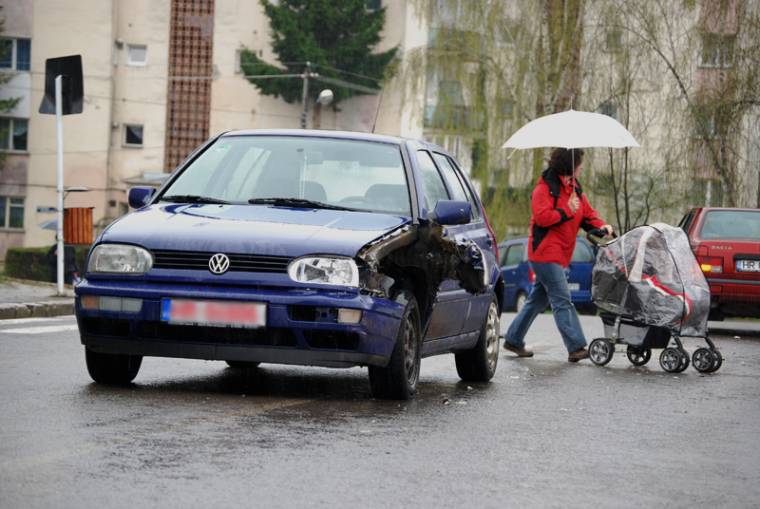 Koccanásos baleset az iskola előtti átjárón