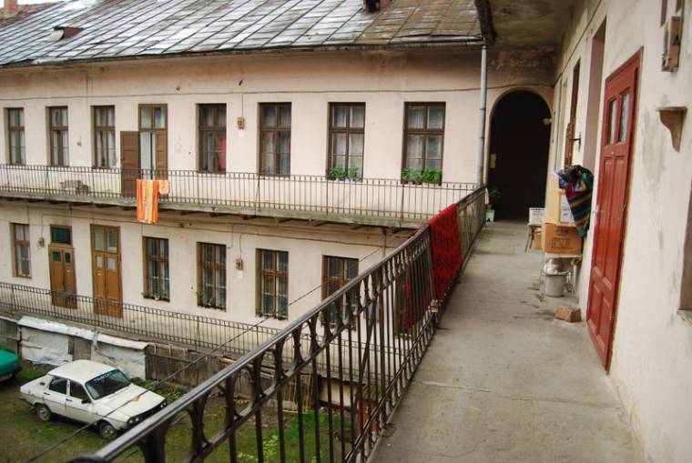 Ki kell költözzenek a bérházból