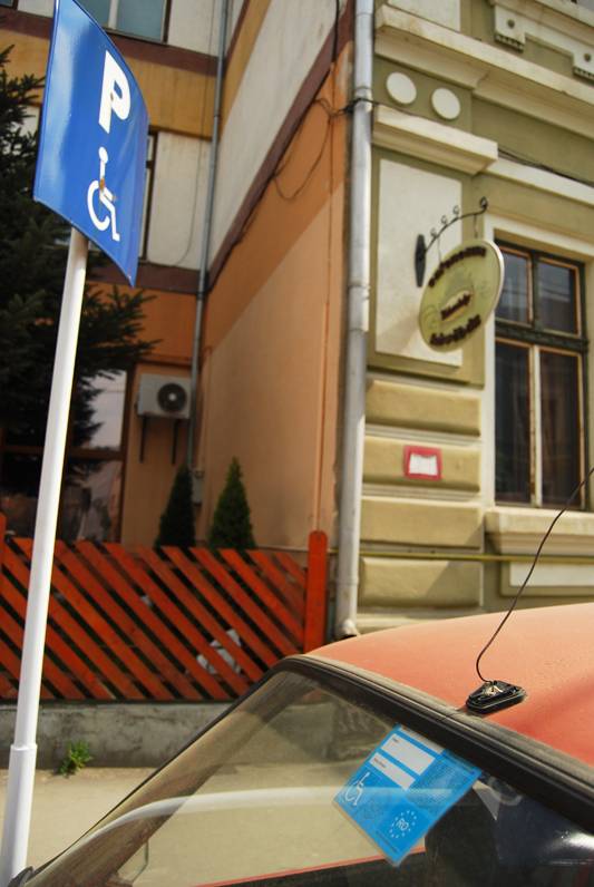 Ellenőrzik a mozgássérültek parkolóhelyeit