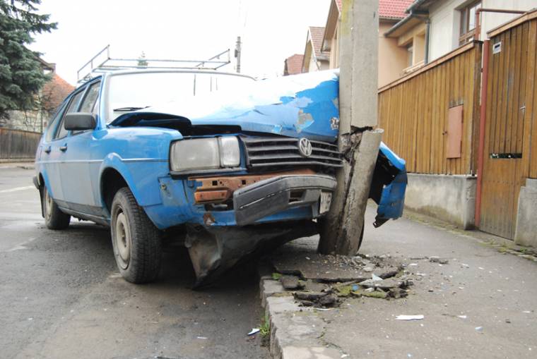 Autójával nekiment a póznának