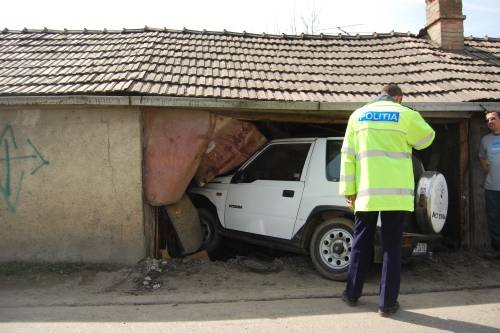 Autójával belerohant az épületbe