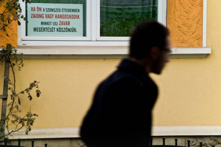 Fizetett csendzavarás