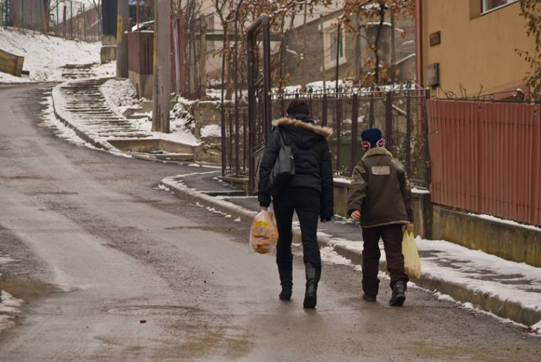Az új járda helyett az úton járnak
