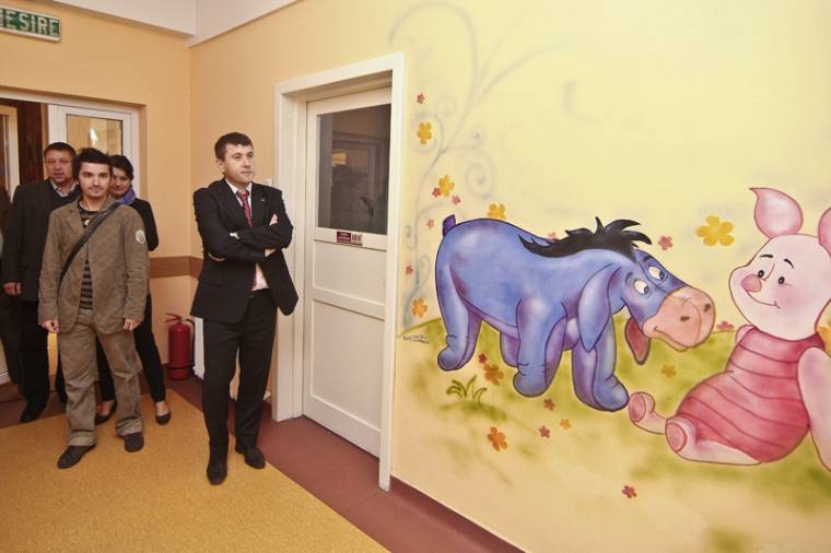 Mesefigurák a kórház gyermekosztályának falain