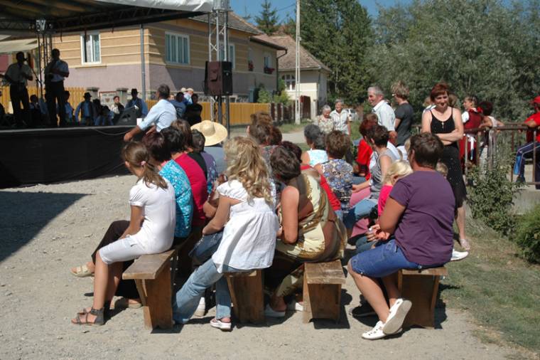 Kecset: falunapok névadó ünnepséggel