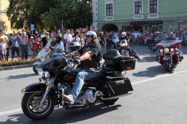 Motorosok és rockerek családias hangulatban