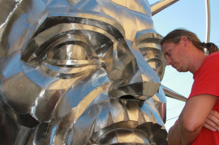 Tornyosuló ellentétek a kilátó lábánál