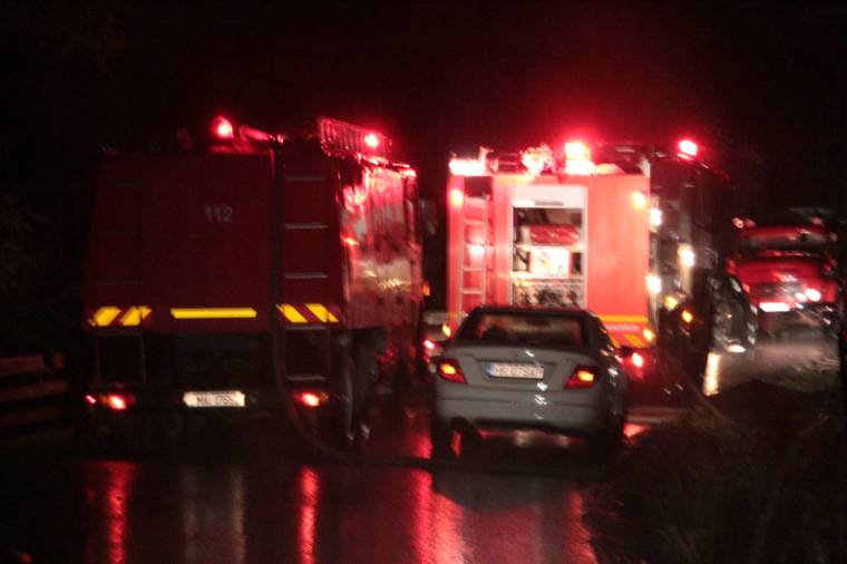 Villámcsapás miatt gyúlt meg egy háztető Ivóban