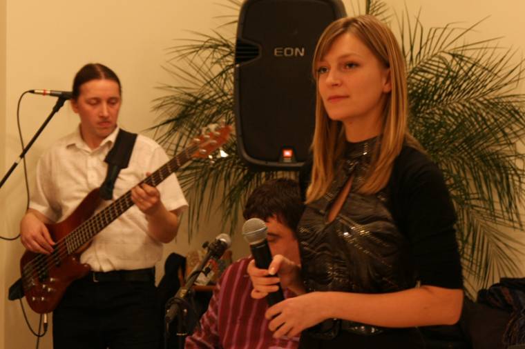 A nő a hang mögött