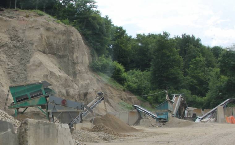Bezárták, mégis működik a kavicsbánya