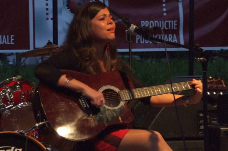 Összefogás a zuhogó esőben