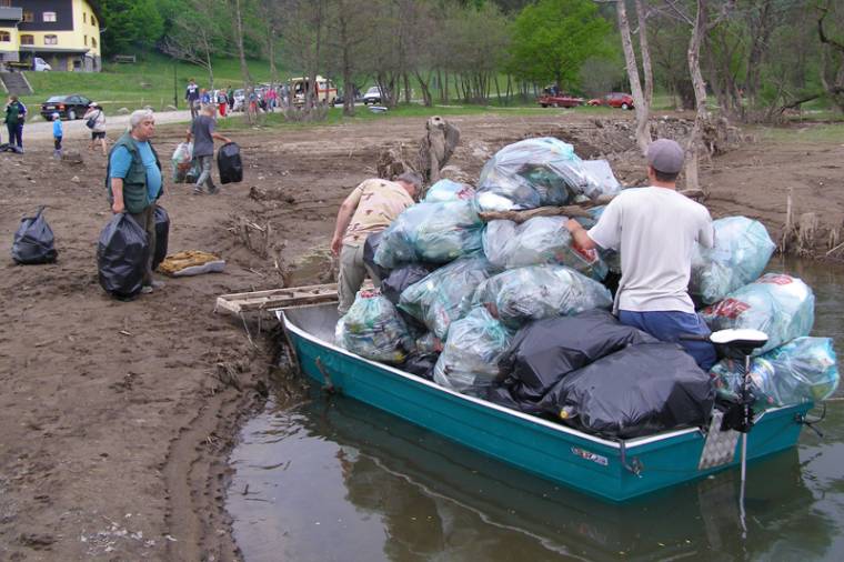Szemetet gyűjtöttek a víztározó partjáról