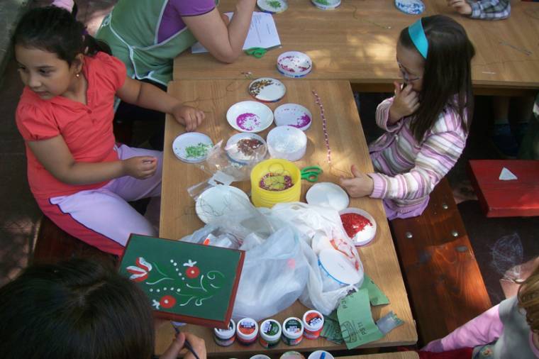 Kézművességet tanulnak a gyerekek