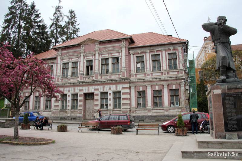 &bullet;  Fotó: Antalfi József