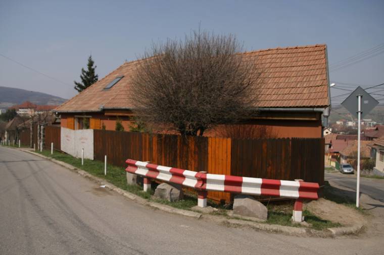 Masszív vasakkal védik meg a házat