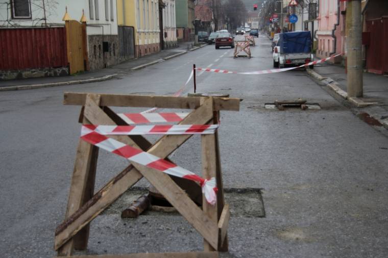 Kátyúzás és kanálisfedő-emelés