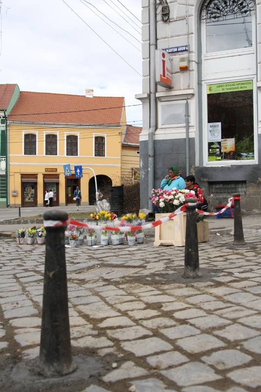 Cölöpöket szereltek a virágárusokért