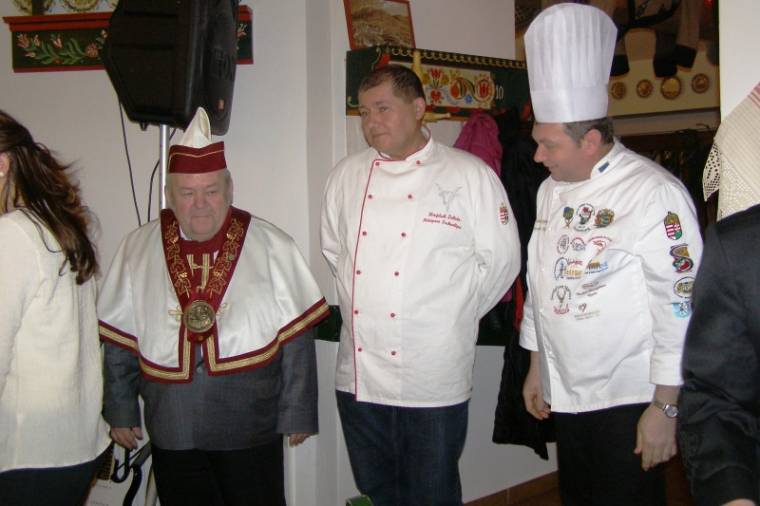 Lovaggá ütötték a Gizi Csárda háziasszonyait