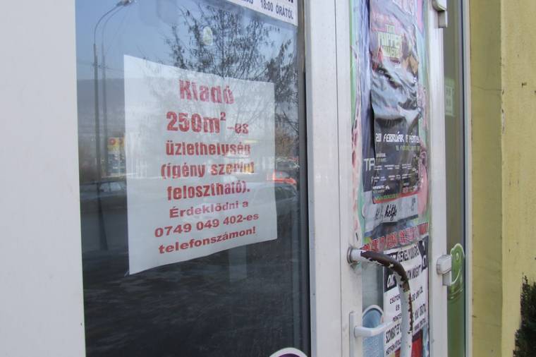 Továbbra is üresen állnak a kiadó üzlethelyiségek