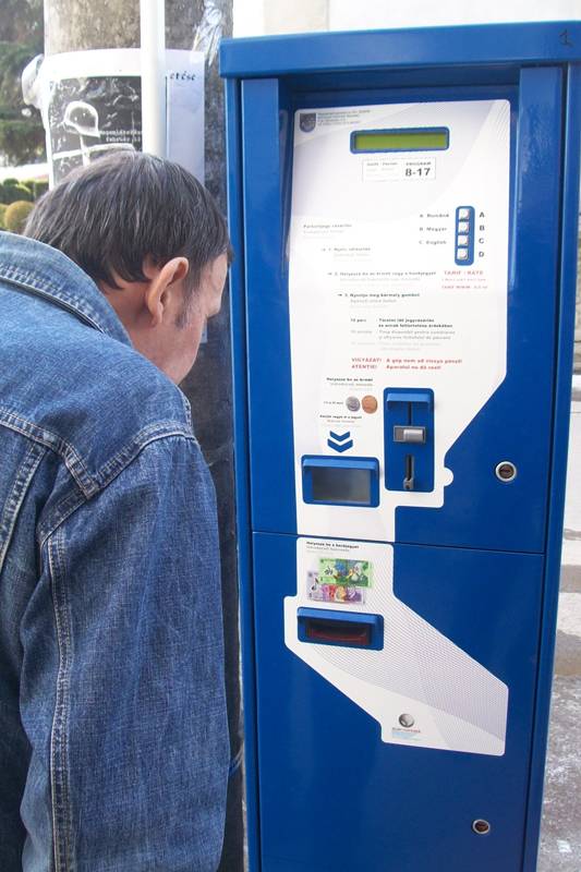 SMS-ben is fizethetjük a parkolódíjat