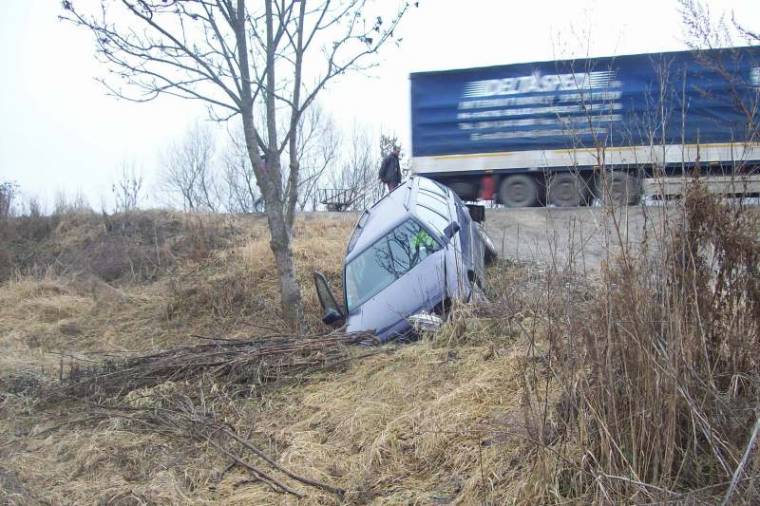 Sáncba lökték autójával