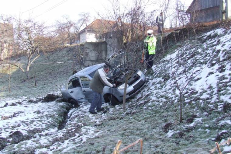 Becsúszott autójával az útmenti lejtőn