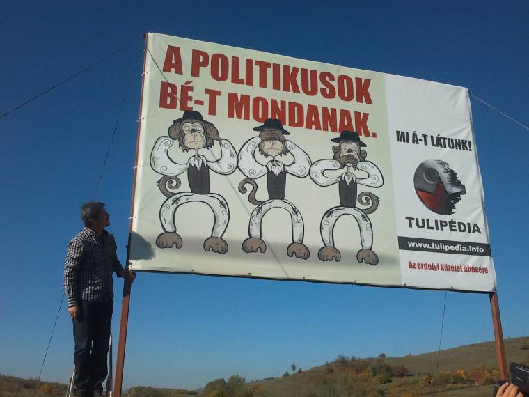 Székely ruhás majmokkal reklámoznak